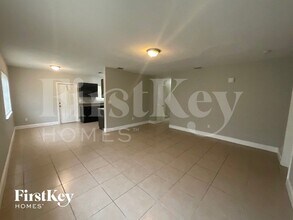 20111 NW 12th Ave in Miami, FL - Foto de edificio - Building Photo