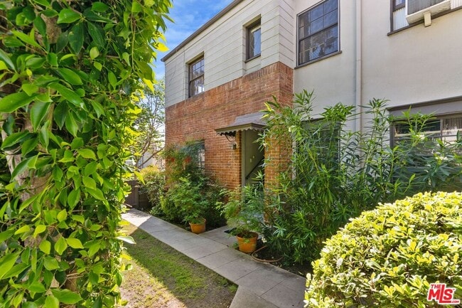 117 1/2 N Harper Ave in Los Angeles, CA - Foto de edificio - Building Photo