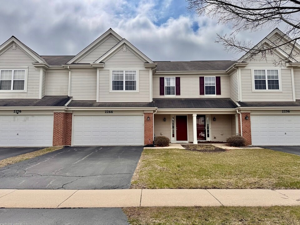 2266 Pembridge Dr in Lake In The Hills, IL - Building Photo