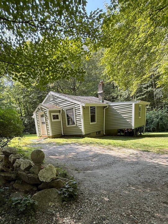 162 Berkshire Rd in Newtown, CT - Building Photo