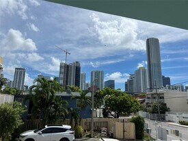 469 SW 3rd St in Miami, FL - Building Photo