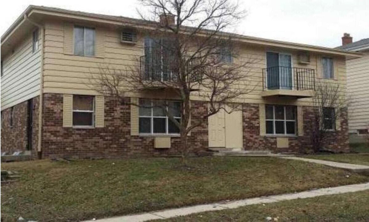 8626 N 106th St in Milwaukee, WI - Building Photo