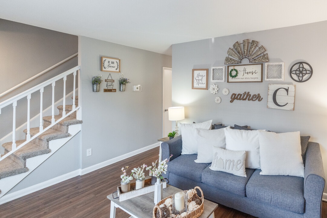 Colonial Townhouses- Students save up to 10%! in Durham, NC - Foto de edificio