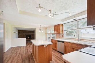 1402 Kingstream Dr in Herndon, VA - Foto de edificio - Building Photo
