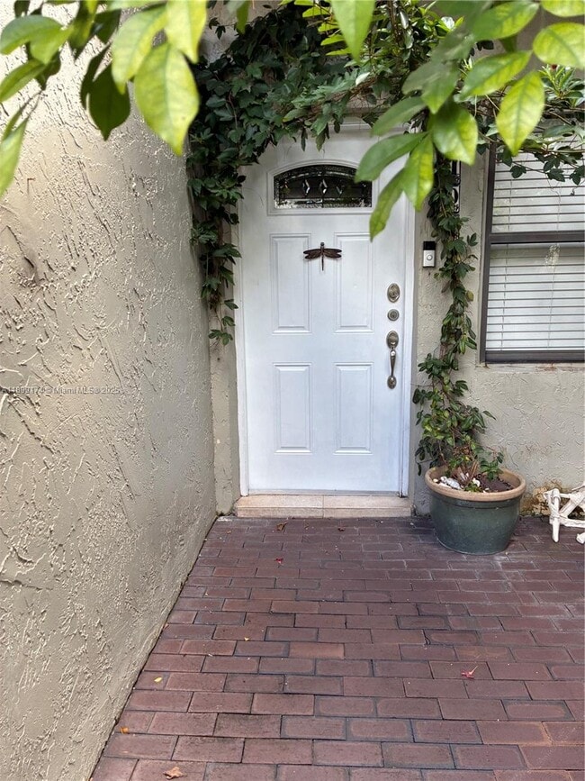 10010 NW 9th St Cir in Miami, FL - Building Photo - Building Photo