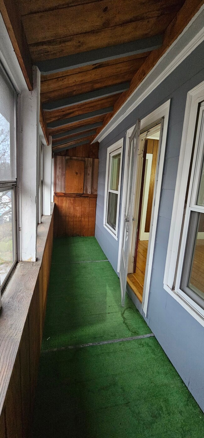 368 Court St, Unit Apt2 in Keene, NH - Building Photo - Building Photo