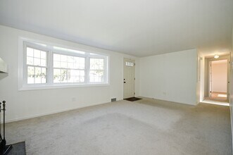 5117 Caste Dr in Pittsburgh, PA - Foto de edificio - Building Photo