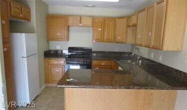 6695 Flora Dr in Las Vegas, NV - Foto de edificio - Building Photo