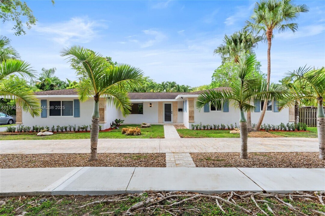 8860 SW 160th St in Palmetto Bay, FL - Building Photo