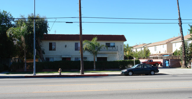 9305 Woodman Ave in Arleta, CA - Building Photo - Building Photo