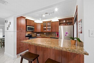 197 Lakeview Dr in Weston, FL - Building Photo - Building Photo