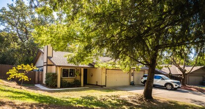 Rollingwood Duplex Homes in Orangevale, CA - Foto de edificio - Building Photo