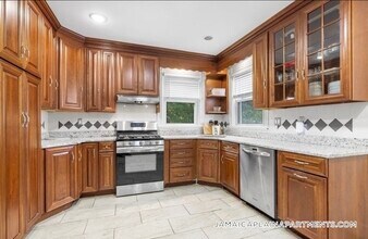 66 Round Hill St-Unit -2 in Boston, MA - Building Photo - Building Photo