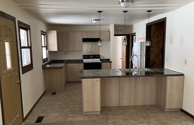 908 Maple Grove St in Tomah, WI - Building Photo - Building Photo