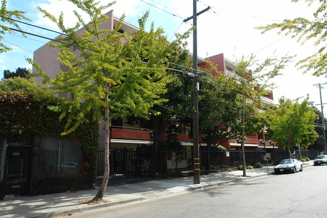 St. Patrick's Terrace in Oakland, CA - Foto de edificio - Building Photo