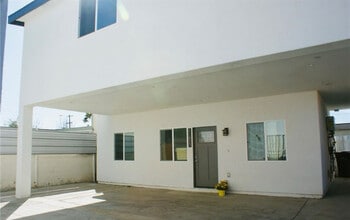 11033 Burin Ave, Unit 1.2 in Inglewood, CA - Foto de edificio - Building Photo