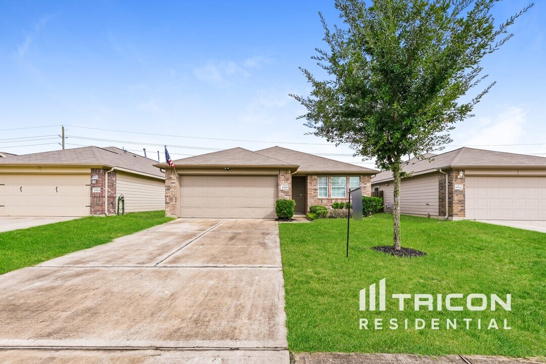10818 Harston Dr in Tomball, TX - Building Photo