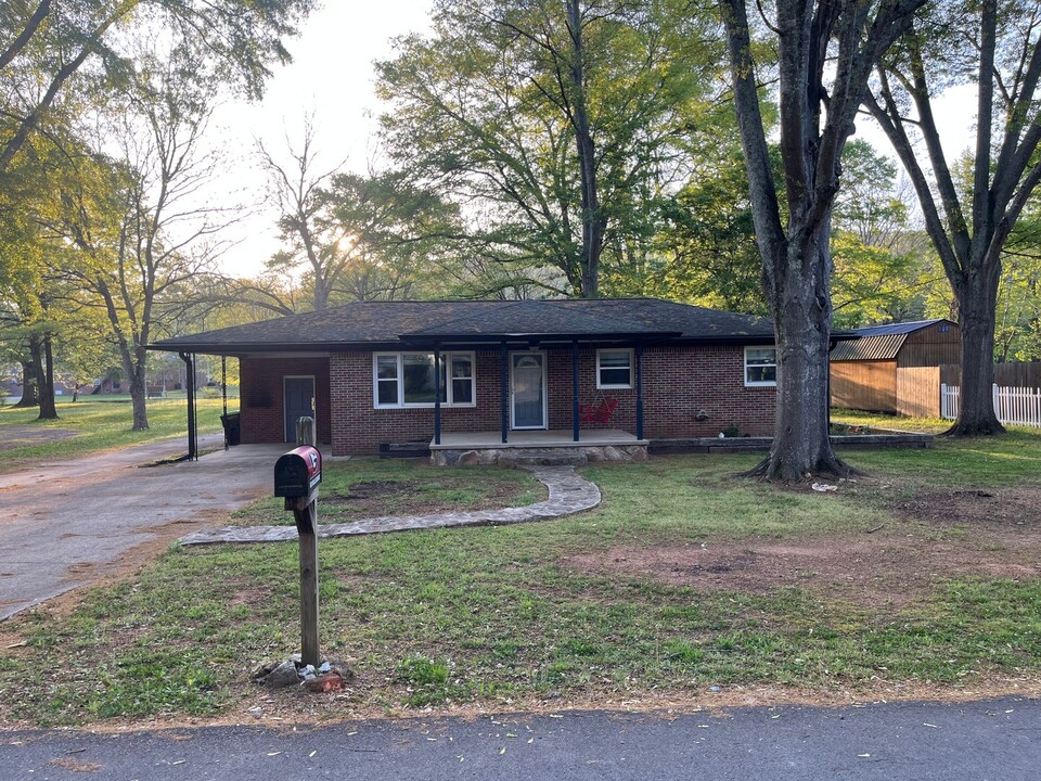 17 Fannin St in Cave Spring, GA - Building Photo