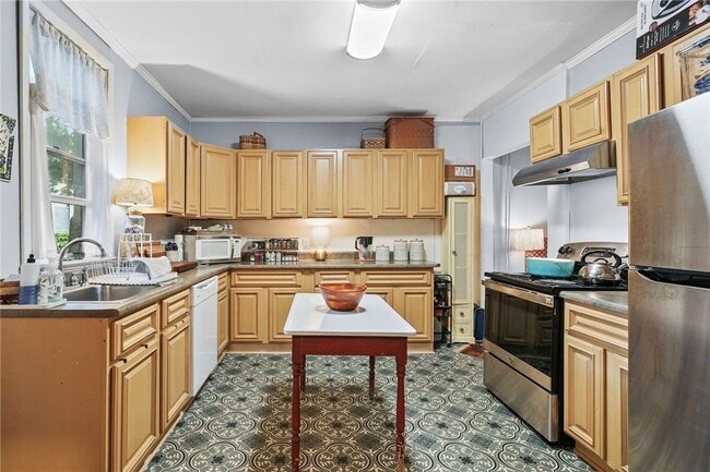 property at 211 S Albany St
