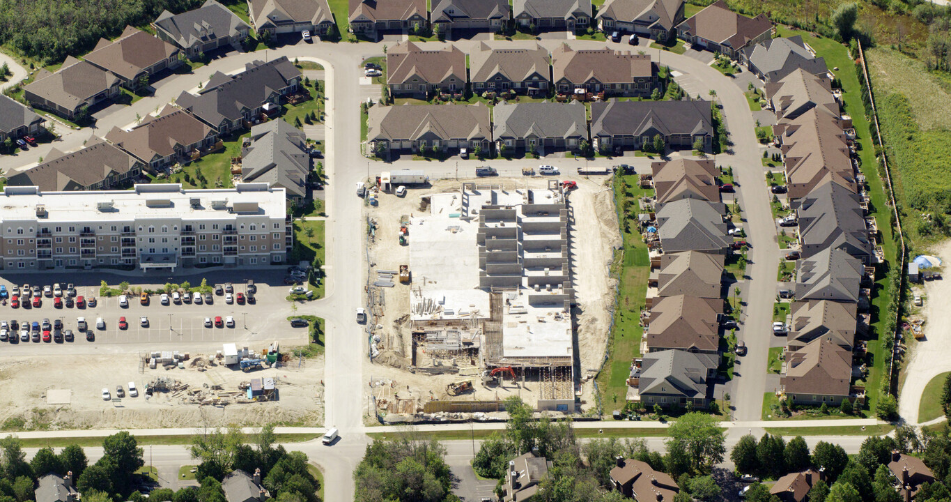 Royal Windsor at Balmoral Village in Collingwood, ON - Building Photo