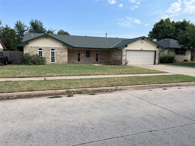 8019 NW 32nd St in Bethany, OK - Foto de edificio - Building Photo