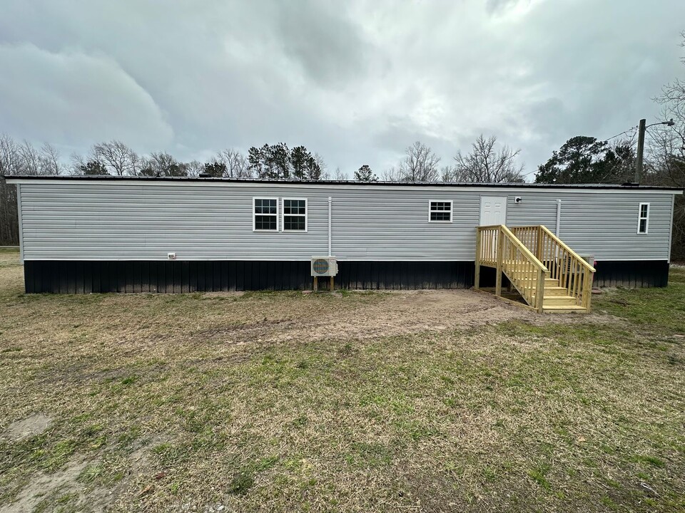 383 Roberts Rd in Grantsboro, NC - Building Photo