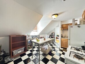 3311 N Hoyne Ave, Unit 4 in Chicago, IL - Foto de edificio - Building Photo