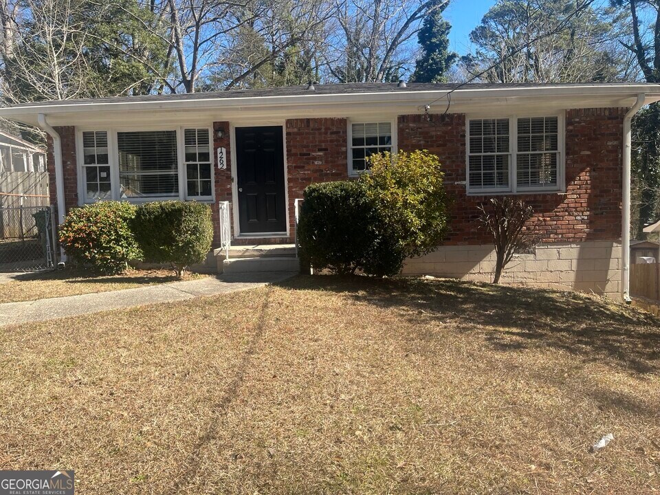 1262 Lorenzo Dr SW in Atlanta, GA - Building Photo