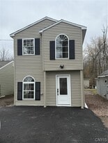 6996 Lakeshore Rd in Cicero, NY - Building Photo