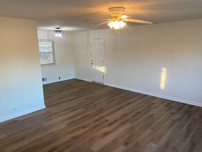 6802 N Flora Ave in Gladstone, MO - Building Photo - Building Photo