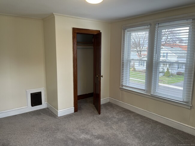 92 Tomlinson Ave in Plainville, CT - Building Photo - Building Photo