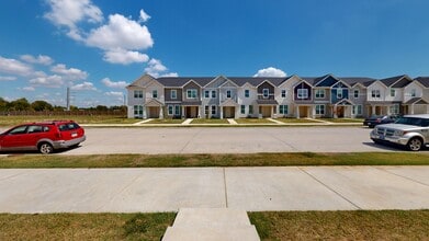 Audra Townhomes in Denton, TX - Foto de edificio - Building Photo