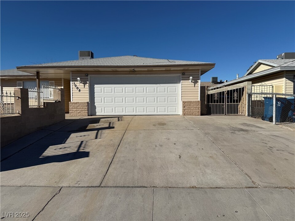 1008 Eugene Cernan St in Las Vegas, NV - Building Photo