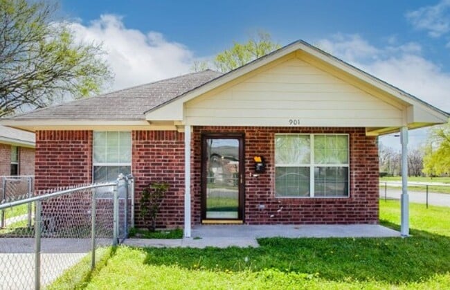 property at 901 Calumet Ave