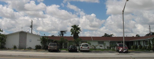 7240-7300 Pembroke Rd in Miramar, FL - Foto de edificio - Building Photo