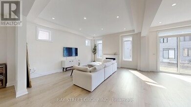 97 Halldorson Ave in Aurora, ON - Building Photo - Building Photo