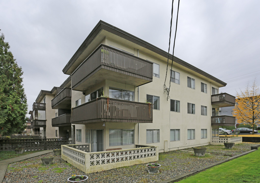 700 4th Av in New Westminster, BC - Building Photo