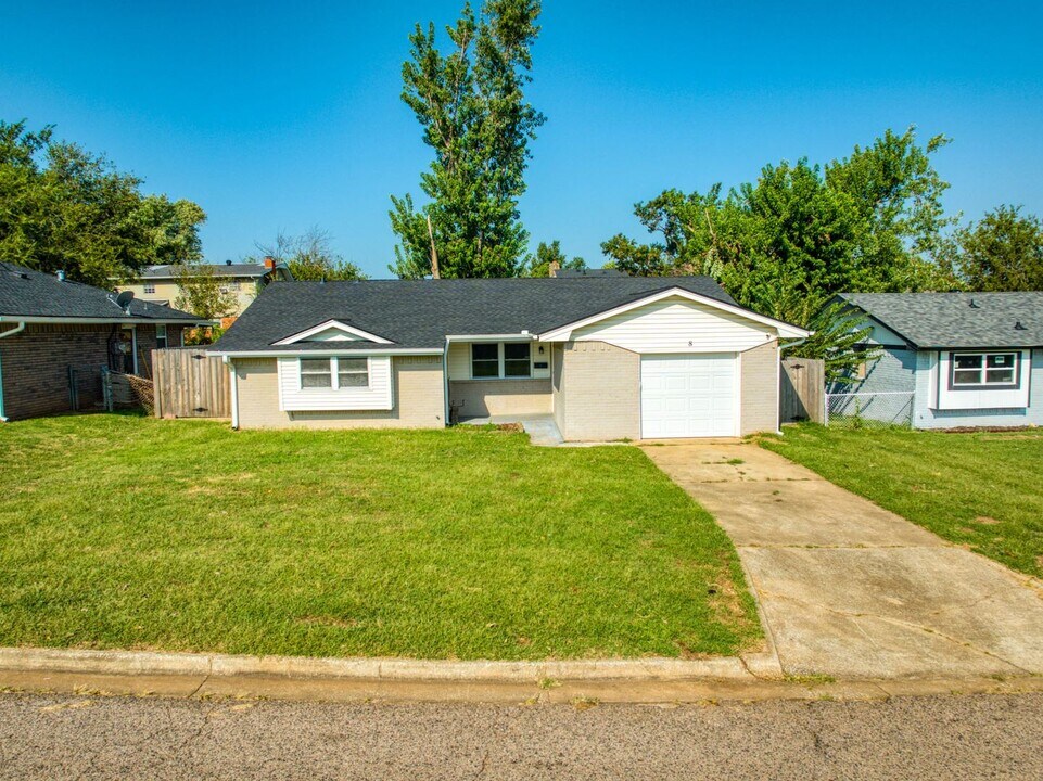 8 Red Rock Rd in Shawnee, OK - Building Photo