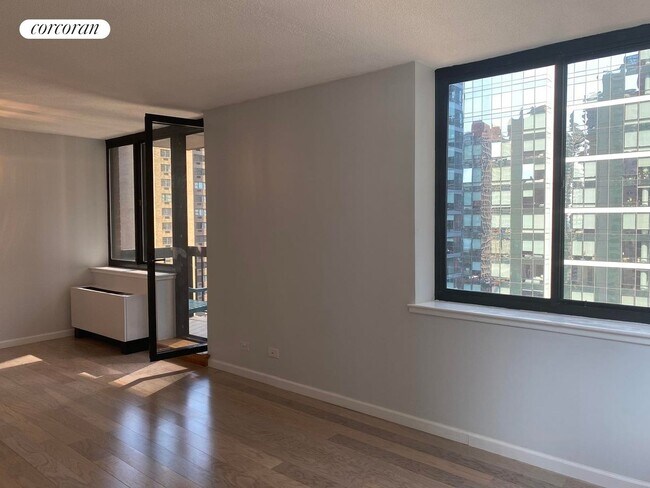 250 E 40th St in New York, NY - Building Photo - Building Photo