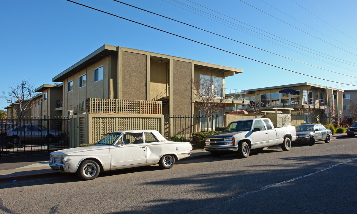 Casa Vista Apartments in San Rafael, CA - Building Photo