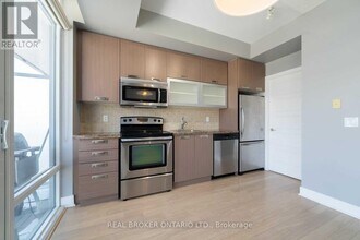 90 Stadium Rd in Toronto, ON - Building Photo - Building Photo