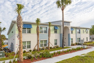 The Waves at Jacksonville Beach in Jacksonville Beach, FL - Foto de edificio - Primary Photo