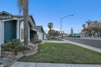 940 Collegeview Dr in Turlock, CA - Building Photo - Building Photo