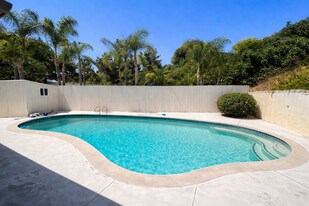 5075 Chaparral Way in San Diego, CA - Building Photo