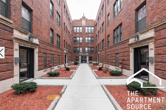 2207 W Eastwood Ave, Unit 1 in Chicago, IL - Building Photo - Building Photo