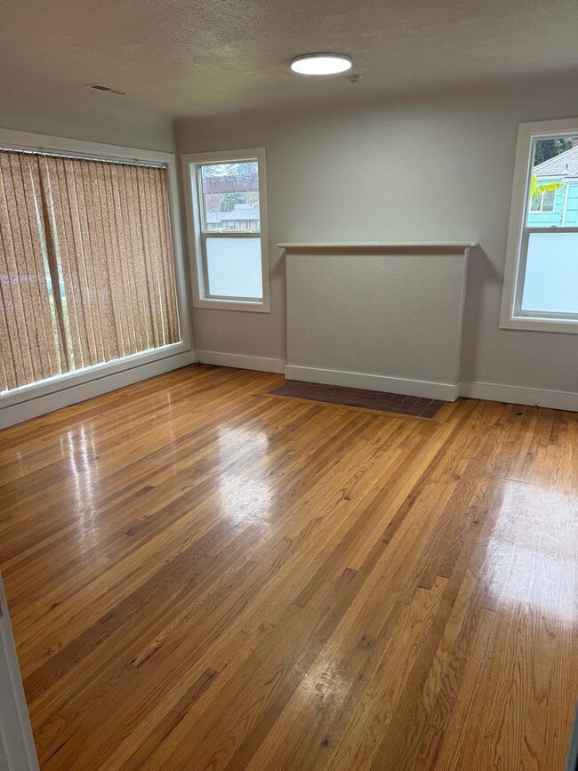 11908 SE Foster Rd in Portland, OR - Building Photo - Building Photo