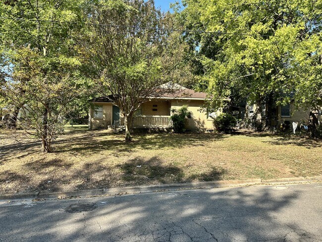 835 Fisher St in Sulphur Springs, TX - Building Photo - Building Photo