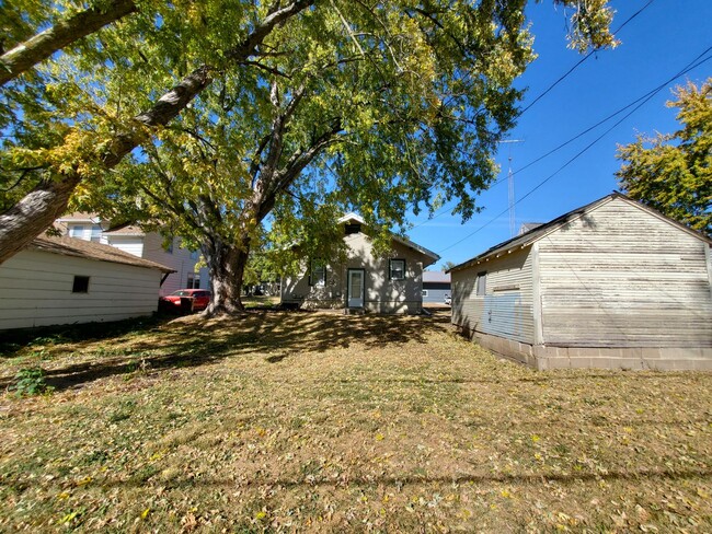 709 W Parker St in Waterloo, IA - Foto de edificio - Building Photo