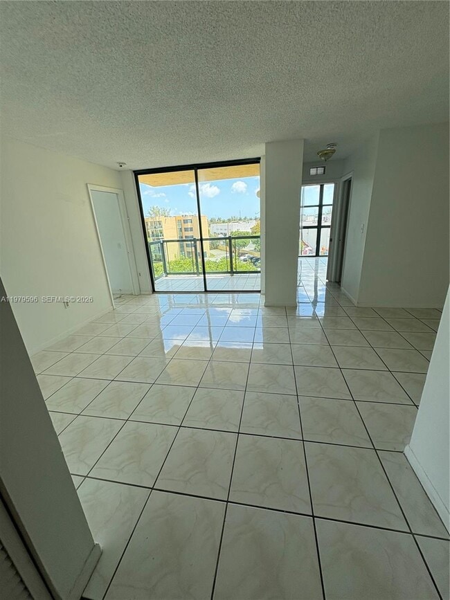 11800 SW 18th St in Miami, FL - Building Photo - Building Photo