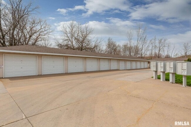 641 E 46th St, Unit AA3 in Davenport, IA - Building Photo - Building Photo